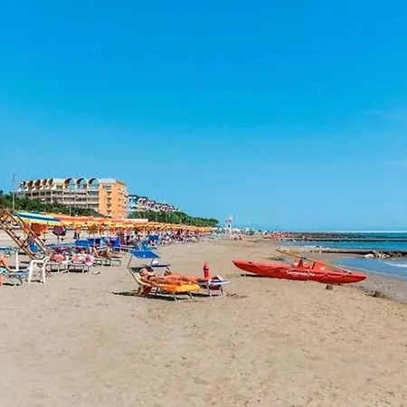Great Flat With Shared Pool For Six Guests-beahost Appartamento Caorle
