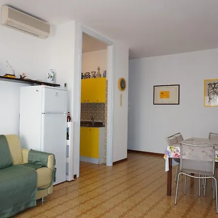 Great Flat With Shared Pool For Six Guests-beahost Caorle