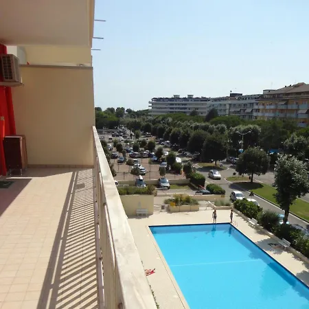 Apartman Great Flat With Shared Pool For Six Guests-beahost *