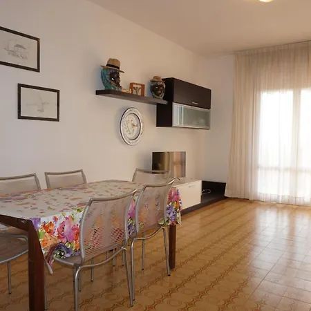 Apartman Great Flat With Shared Pool For Six Guests-beahost Caorle